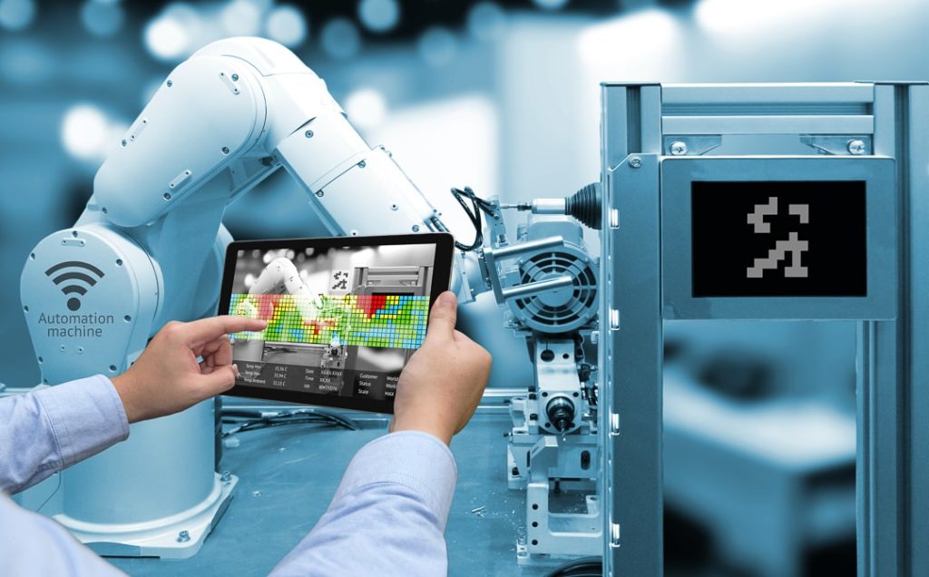 Tablette affichant la maintenance prédictive en réalité augmentée
